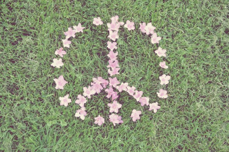 Il 21 febbraio 1958 Gerald Holtom ha creato l’icona della pace. Un simbolo che appartiene a tutti