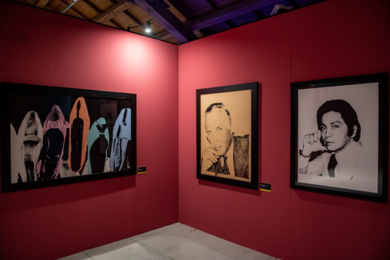 Warhol, “il vetrinista felice” che ha anticipato i social e la globalizzazione. Tra profano e sacro